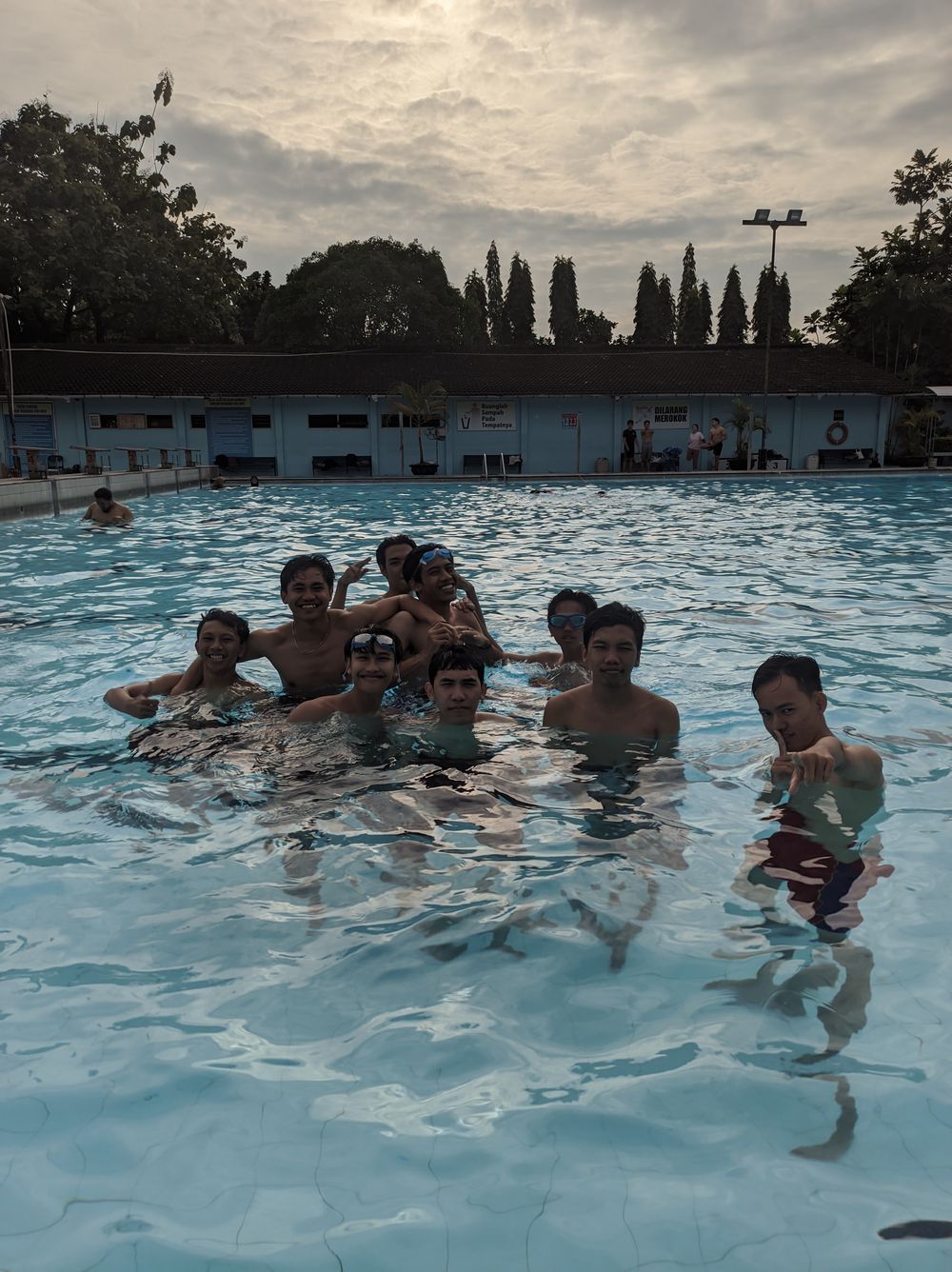 Berenang bersama penghuni Asrama Sa-Ijaan