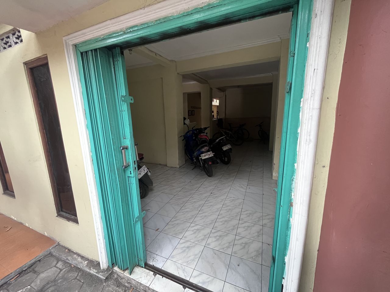 Area parkir motor di dalam Asrama Sa-Ijaan